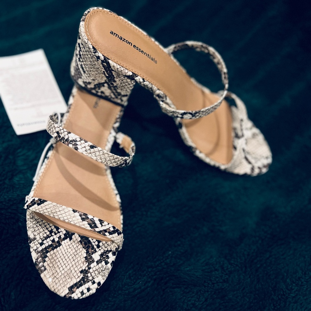 NWT Amazon Essentials Women's Heeled Slide